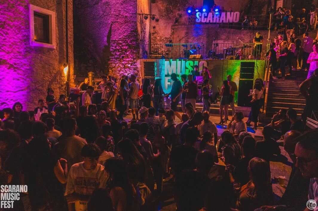 Piazza Scarano di notte, dancefloor allo Scarano Music Fest